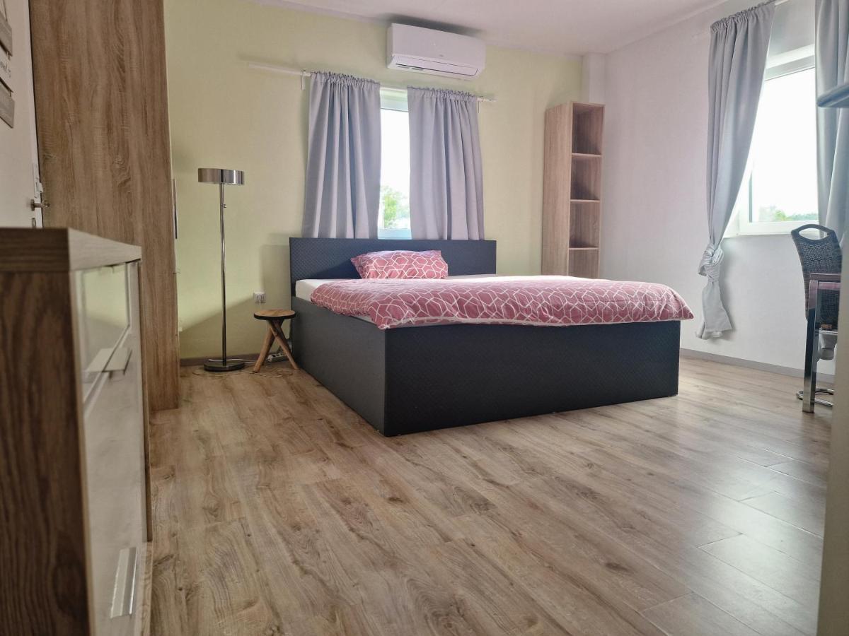 Ibo-Apart 1 Zimmer Apartment In Herzogenaurach Buitenkant foto